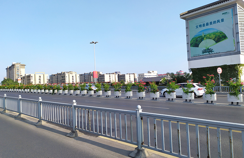 江蘇蘇州，一桶一鏈道路隔離花箱